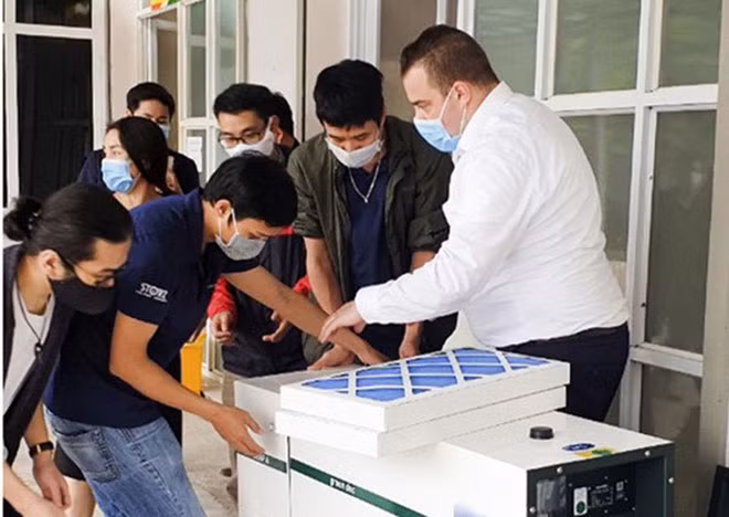 Ê kíp cố vấn của Hà Anh Tuấn tham gia lắp phòng cách ly áp lực âm.
