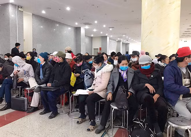 Nhiều bị hại ngồi theo dõi phiên xử qua màn mình.