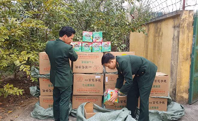 Kiểm đếm số pháo bị bắt giữ.