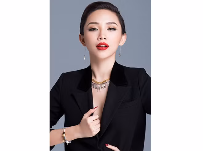 Ca sĩ Tóc Tiên với phong cách gợi cảm.