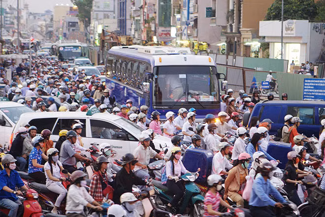 Xe máy “bao vây” ôtô trong giờ cao điểm gây kẹt xe và ô nhiễm không khí cục bộ tại TP Hồ Chí Minh.