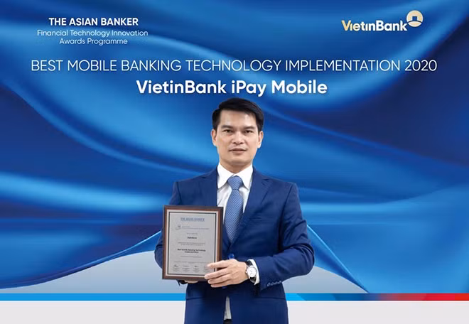 Ông Đàm Hồng Tiến - Giám đốc Khối Bán lẻ VietinBank nhận giải thưởng “Ứng dụng công nghệ ngân hàng trên điện thoại tốt nhất”