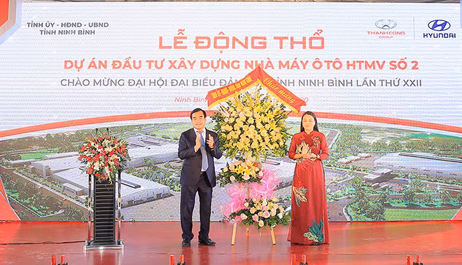 Bà Nguyễn Thị Thu Hà, Bí thư tỉnh ủy Ninh Bình trao lẵng hoa chúc mừng cho ông Nguyễn Anh Tuấn, chủ tịch Tập đoàn Thành Công