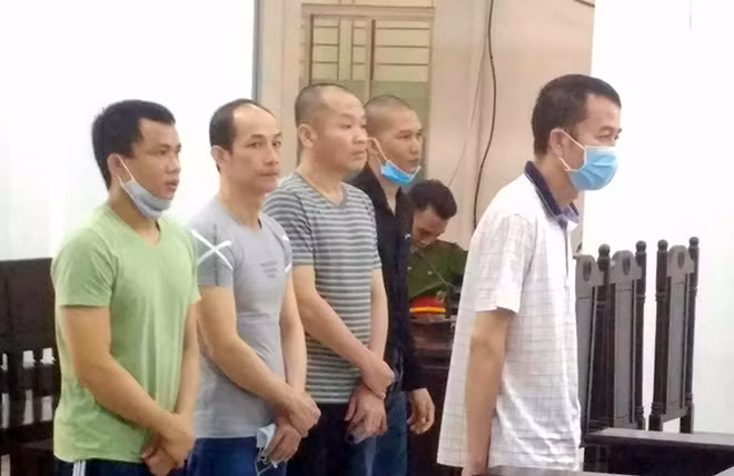 Bị cáo Nguyên, Dư, Vinh, Nhịn, Quyên tại tòa.
