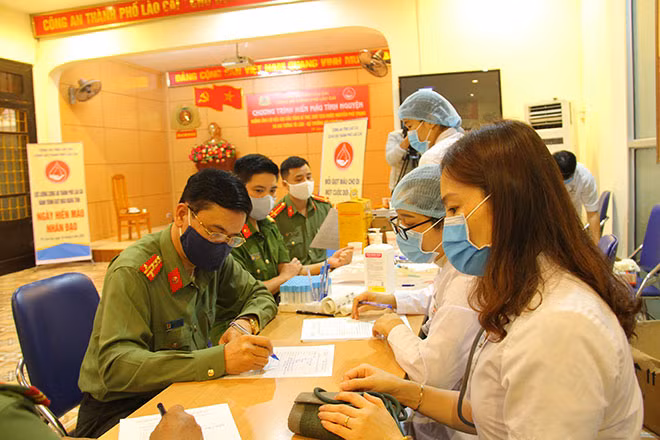 Đại tá Lưu Hồng Quảng - Giám đốc Công an tỉnh cũng tham gia hiến máu.