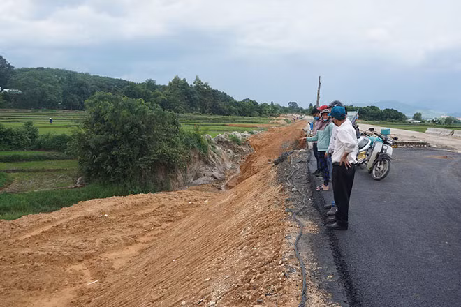 Đơn vị thi công tự ý san ủi phần đất không nằm trong diện thu hồi, đổ đất lấp diện tích đất canh tác người dân.