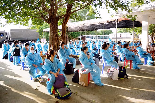 Các công dân về đến địa điểm cách ly. Các công dân về đến địa điểm cách ly.