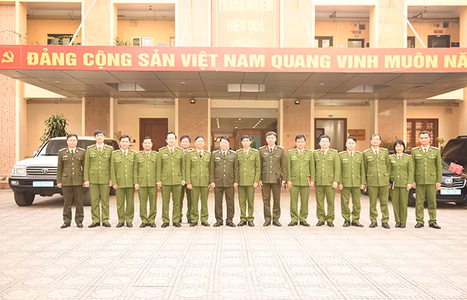 Thứ trưởng Bùi Văn Nam và các đại biểu tại buổi làm việc.