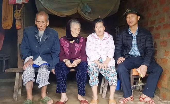 Phóng viên Báo CAND trao quà của Công an huyện Ngọc Hồi tới một số hộ gia đình bị lũ lụt ở Quảng Bình.