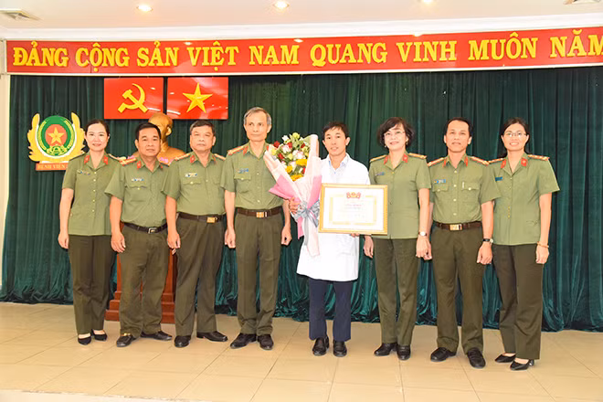 Ban Giám đốc Bệnh viện 30-4 trao tặng hoa, chúc mừng Th.S.BS Nguyễn Quốc Khoa. Ban Giám đốc Bệnh viện 30-4 trao tặng hoa, chúc mừng Th.S.BS Nguyễn Quốc Khoa.