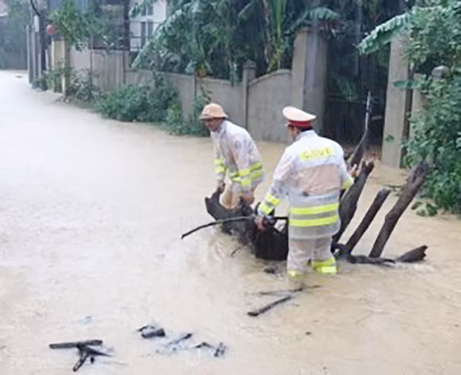 Công an Quảng Bình xuống cơ sở đảm bảo an toàn giao thông tại các điểm đường xung yếu, bị sạt lở, hư hỏng và giúp dân chạy lũ.