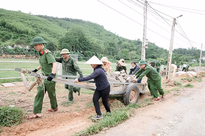 Trong những ngày thứ 7, chủ nhật giúp dân làm NTM, cán bộ chiến sĩ và Nhân dân càng thêm gắn bó.