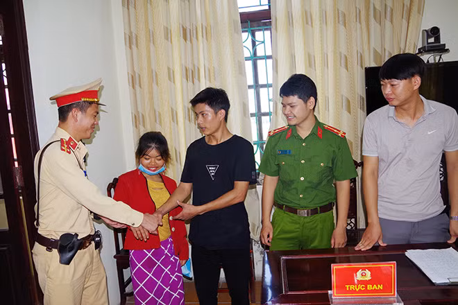 CSGT đưa em Hương về với gia đình.