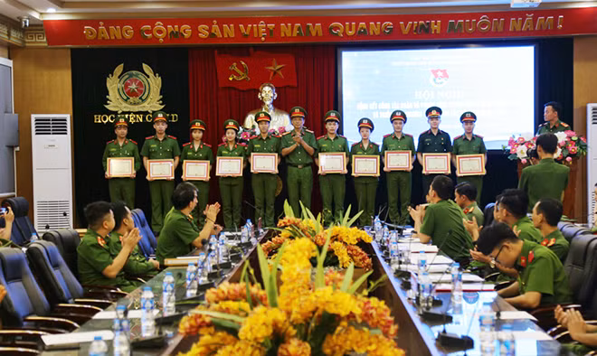 Thiếu tá Trần Trọng Nguyên, Phó Bí thư Đoàn Thanh niên Bộ Công an trao Bằng khen của Trung ương Đoàn cho các tập thể và cá nhân có thành tích xuất sắc trong công tác đoàn và phong trào thanh niên.