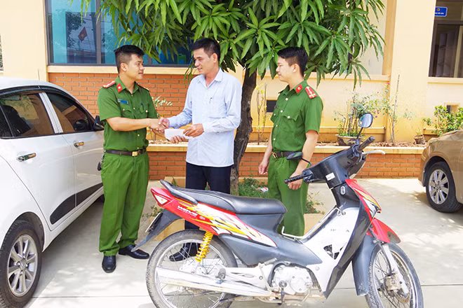 Cơ quan Công an trao trả tài sản cho anh Ích.
