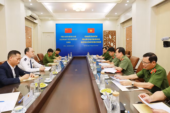 Trung tướng Nguyễn Thanh Sơn, đồng chí Triệu Vạn Bằng và các đại biểu tại buổi làm việc.