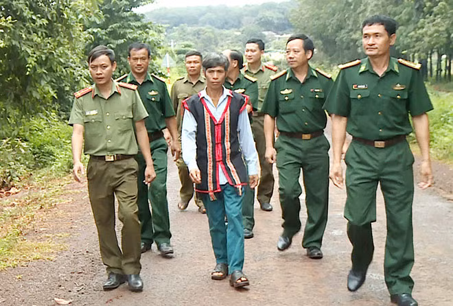 Già làng Rơ Châm Míu cùng các trinh sát Công an, Biên phòng thường xuyên đến vận động bà con chấp hành tốt pháp luật, chung tay giữ vững an ninh, trật tự trên địa bàn.