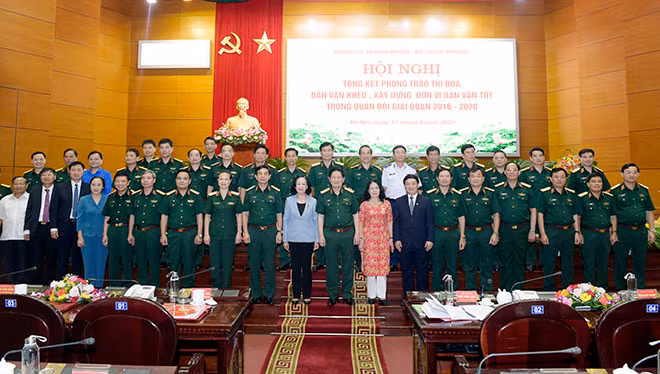 Các đại biểu dự Hội nghị chụp ảnh lưu niệm Các đại biểu dự Hội nghị chụp ảnh lưu niệm