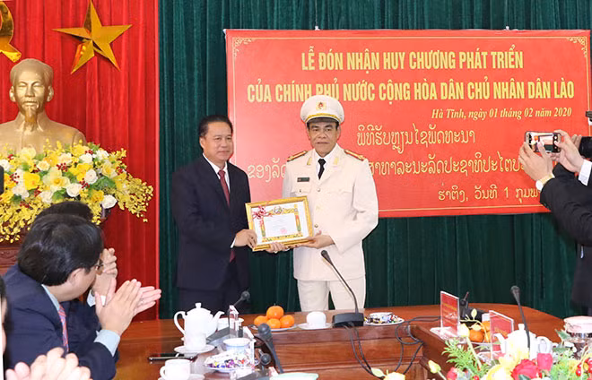 Đại tá Võ Trọng Hải nhận Bằng khen của Tỉnh trưởng tỉnh Bô ly khăm xây.
