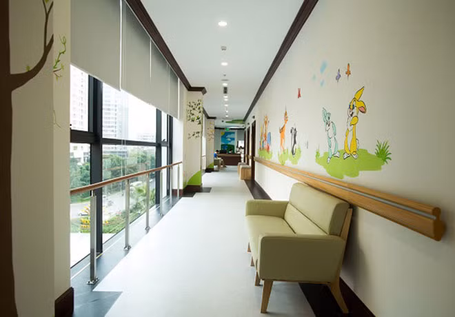 Hành lang rộng, được trang trí sinh động để các em nhỏ có tâm lý thoải mái. Ghế chờ được bố trí giãn cách để khách hàng có không gian riêng và hạn chế lây nhiễm dịch bệnh