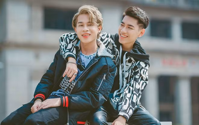 Mới xuất hiện nhưng Jack và K-ICM đã khuấy đảo với bộ ba ca khúc "Hồng nhan", "Sóng gió", "Bạc phận".