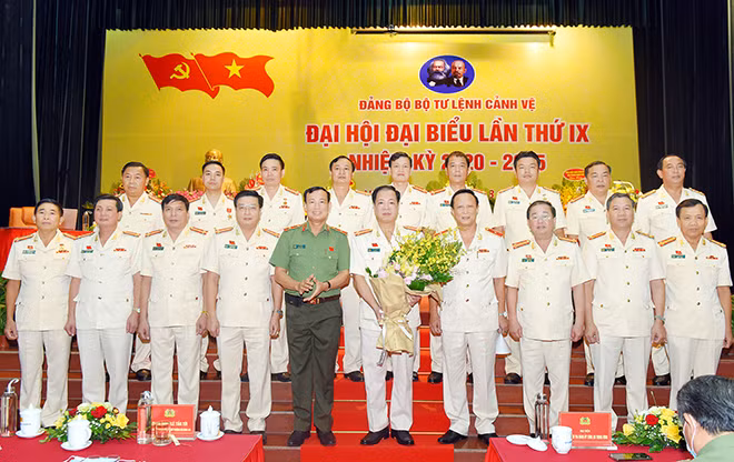 Thứ trưởng Lê Tấn Tới tặng hoa chúc mừng Ban Chấp hành Đảng bộ Bộ Tư lệnh Cảnh vệ nhiệm kỳ 2020 – 2025. Thứ trưởng Lê Tấn Tới tặng hoa chúc mừng Ban Chấp hành Đảng bộ Bộ Tư lệnh Cảnh vệ nhiệm kỳ 2020 – 2025.