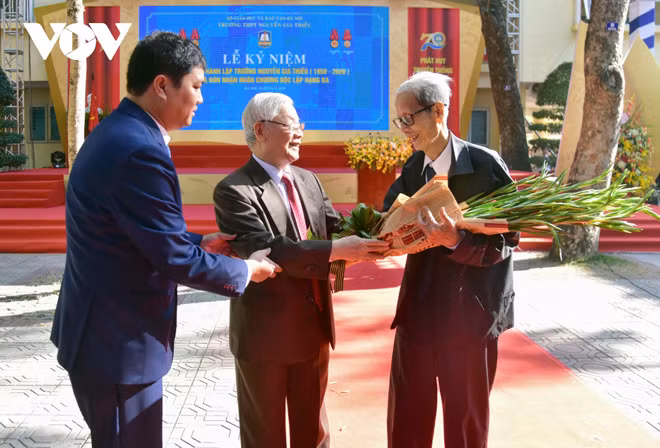 Tổng Bí thư, Chủ tịch nước tặng hoa chúc mừng thầy nhân dịp 20/11.