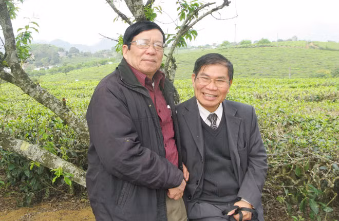 Nhà văn Đào Thắng và nhà thơ Lê Tuấn Lộc trên Nông trường Chè Mộc Châu năm 2013.