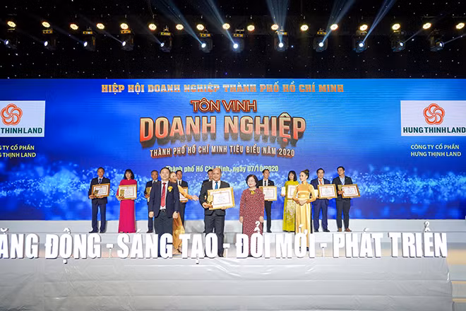 Ông Lê Trọng Khương - Tổng Giám đốc Hưng Thịnh Land nhận cúp và bằng khen giải thưởng Doanh nghiệp TP.HCM tiêu biểu năm 2020 dành cho Hưng Thịnh Land từ bà Trương Mỹ Hoa - Nguyên Phó Chủ tịch Nước Cộng hòa Xã hội Chủ nghĩa Việt Nam và ông Dương Anh Đức - Phó Chủ tịch UBND TP.HCM