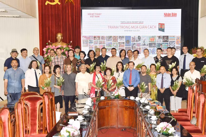 Các hoạ sĩ tham gia triển lãm. Các hoạ sĩ tham gia triển lãm.