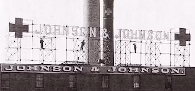 Công ty Johnson and Johnson đã cảnh báo những khách hàng của mình trên quảng cáo tivi, đồng loạt sản xuất thuốc theo dạng con nhộng để trong vỉ chứ không đóng chai nữa.