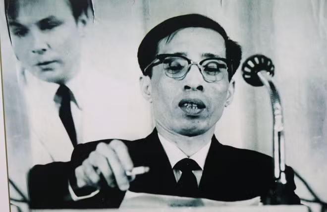 Nhà báo Nguyễn Thành Lê trả lời họp báo tại Hội nghị Pari năm 1968. Ảnh tư liệu.