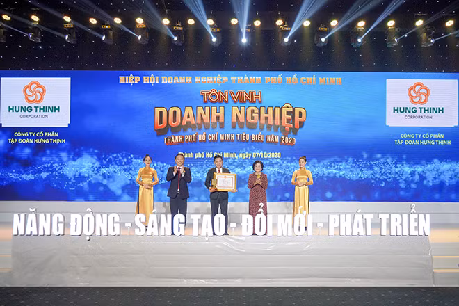 Ông Nguyễn Đình Trung - Chủ tịch Tập đoàn Hưng Thịnh nhận cúp và bằng khen giải thưởng Doanh nghiệp TP.HCM tiêu biểu năm 2020 từ bà Trương Mỹ Hoa - Nguyên Phó Chủ tịch Nước Cộng hòa Xã hội Chủ nghĩa Việt Nam và ông Dương Anh Đức - Phó Chủ tịch UBND TP.HCM