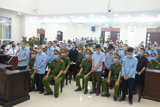 Các bị cáo tại phiên xử.