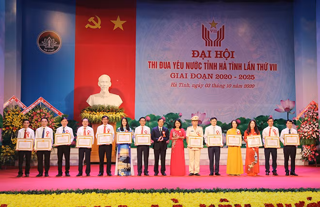 Ban Thường vụ Tỉnh ủy cũng khen thưởng 9 cá nhân, 25 tập thể đạt nhiều thành tích.