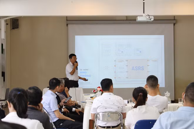 Ông Bùi Tiến Dũng giới thiệu giải pháp kho thông minh CASS. Ông Bùi Tiến Dũng giới thiệu giải pháp kho thông minh CASS.