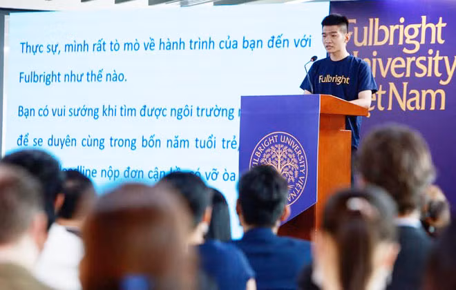 Trần Việt Hoàng chia sẻ trong ngày khai giảng ở đại học Fulbright.