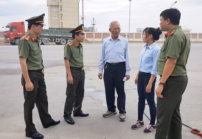 Công an Hà Tĩnh kiểm tra an ninh tại một cơ sở sản xuất. Công an Hà Tĩnh kiểm tra an ninh tại một cơ sở sản xuất.