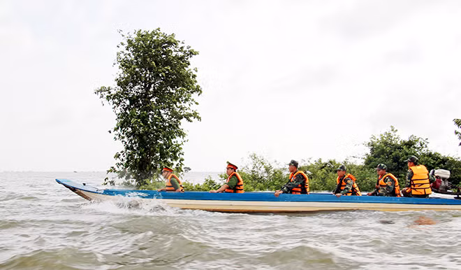 Công an An Giang phối hợp cùng Bộ đội Biên phòng tuần tra tuyến biên giới Tây Nam. Công an An Giang phối hợp cùng Bộ đội Biên phòng tuần tra tuyến biên giới Tây Nam.