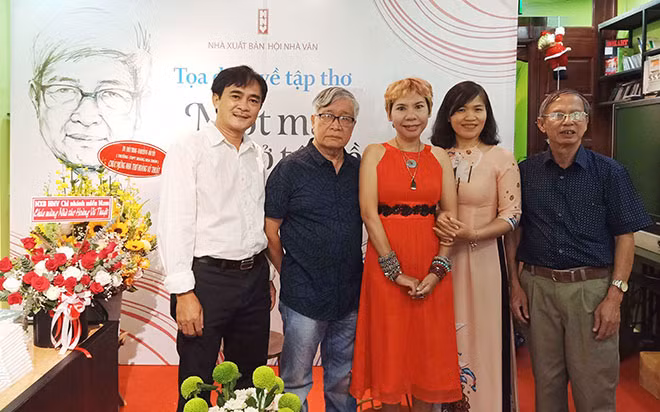 Nhà thơ Hoàng Vũ Thuật với bạn thơ tại buổi ra mắt tập thơ "Một mai gió chở tôi về".