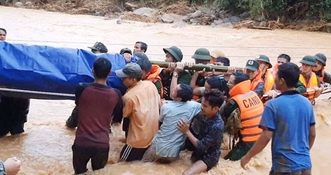 Đội tìm kiếm, cứu nạn đưa thi thể Đại úy Trương Văn Thắng vượt suối, băng rừng núi trở về.