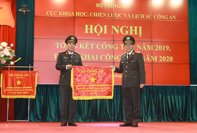 Thứ trưởng Lương Tam Quang trao Cờ thi đua xuất sắc của Bộ Công an cho 1 tập thể Thứ trưởng Lương Tam Quang trao Cờ thi đua xuất sắc của Bộ Công an cho 1 tập thể