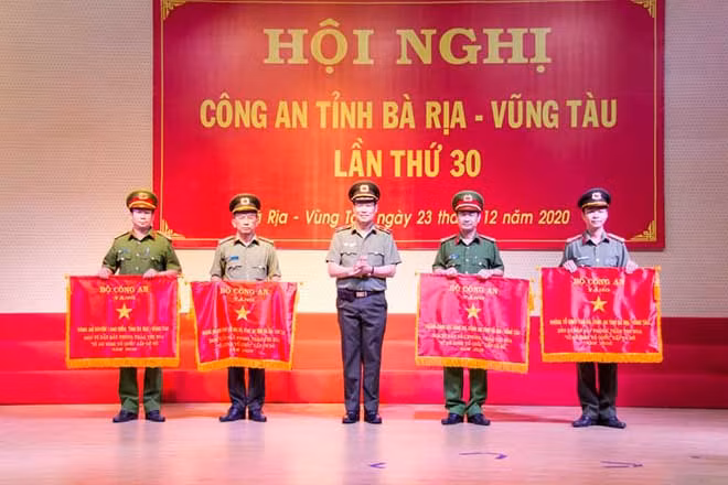 Thứ trưởng Lê Tấn Tới trao Cờ thi đua của Bộ Công an tặng 4 đơn vị dẫn đầu phong trào thi đua "Vì An ninh Tổ quốc" cấp cơ sở năm 2020 thuộc Công an tỉnh Bà Rịa - Vũng Tàu.