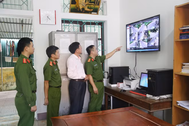 Với sự đóng góp của người dân và của các cá nhân, doanh nghiệp, các tuyến đường được phủ kín camera an ninh, tình hình tội phạm trên địa bàn được kiềm giảm rõ rệt.