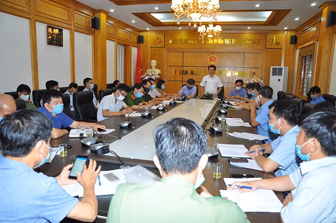 Họp Ban chỉ đạo phòng chống dịch tại UBND huyện Thanh Hà.