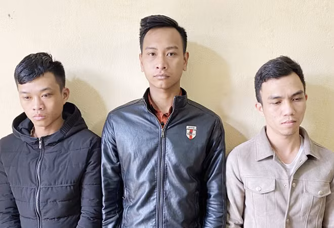3 đối tượng từ phải qua trái: Hưng, Nam, Tịnh. 3 đối tượng từ phải qua trái: Hưng, Nam, Tịnh.