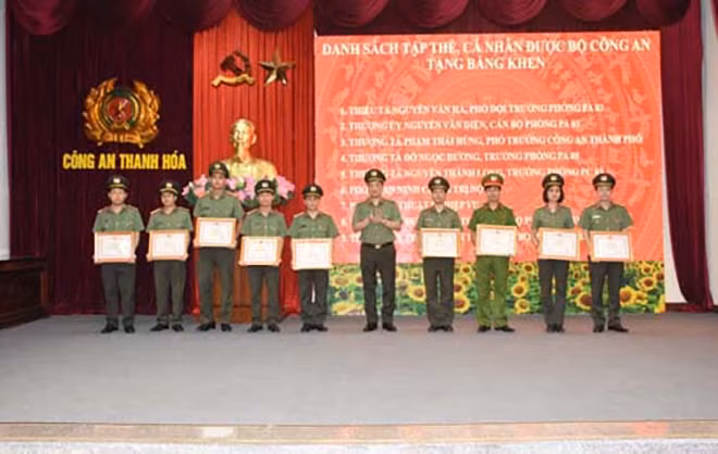 Thừa ủy quyền của Thủ tướng Chính Phủ, Bộ trưởng Bộ Công an và Chủ tịch UBND tỉnh, Đại tá Trần Phú Hà, Giám đốc Công an tỉnh trao thưởng cho các tập thể và cá nhân