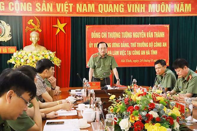 Thứ trưởng Nguyễn Văn Thành ghi nhận những kết quả của Công an Hà Tĩnh trong thời gian qua.