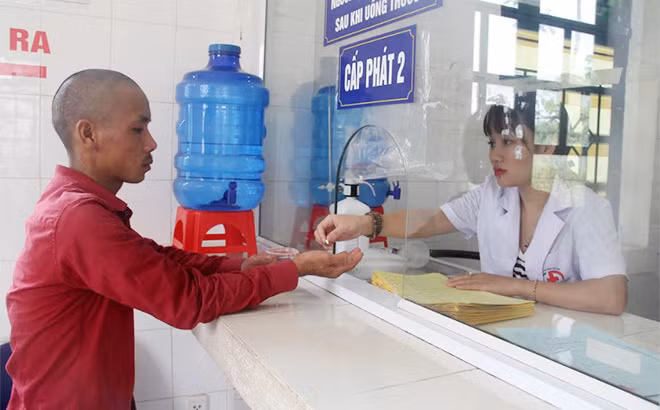 Cấp phát thuốc Buprenorphine để điều trị tại Yên Bái. Ảnh: Báo Yên Bái