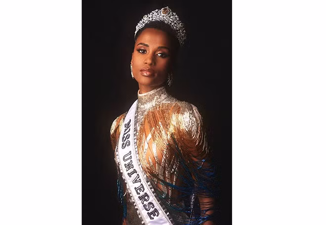 Người đẹp Nam Phi Zozibini Tunzi trở thành người da đen đầu tiên đăng quang Miss Universe 2019.